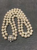 Doppelte Perlenkette mit Blattschließe, 750er WG (geprüft) Schließe mit zentraler Perle und vier