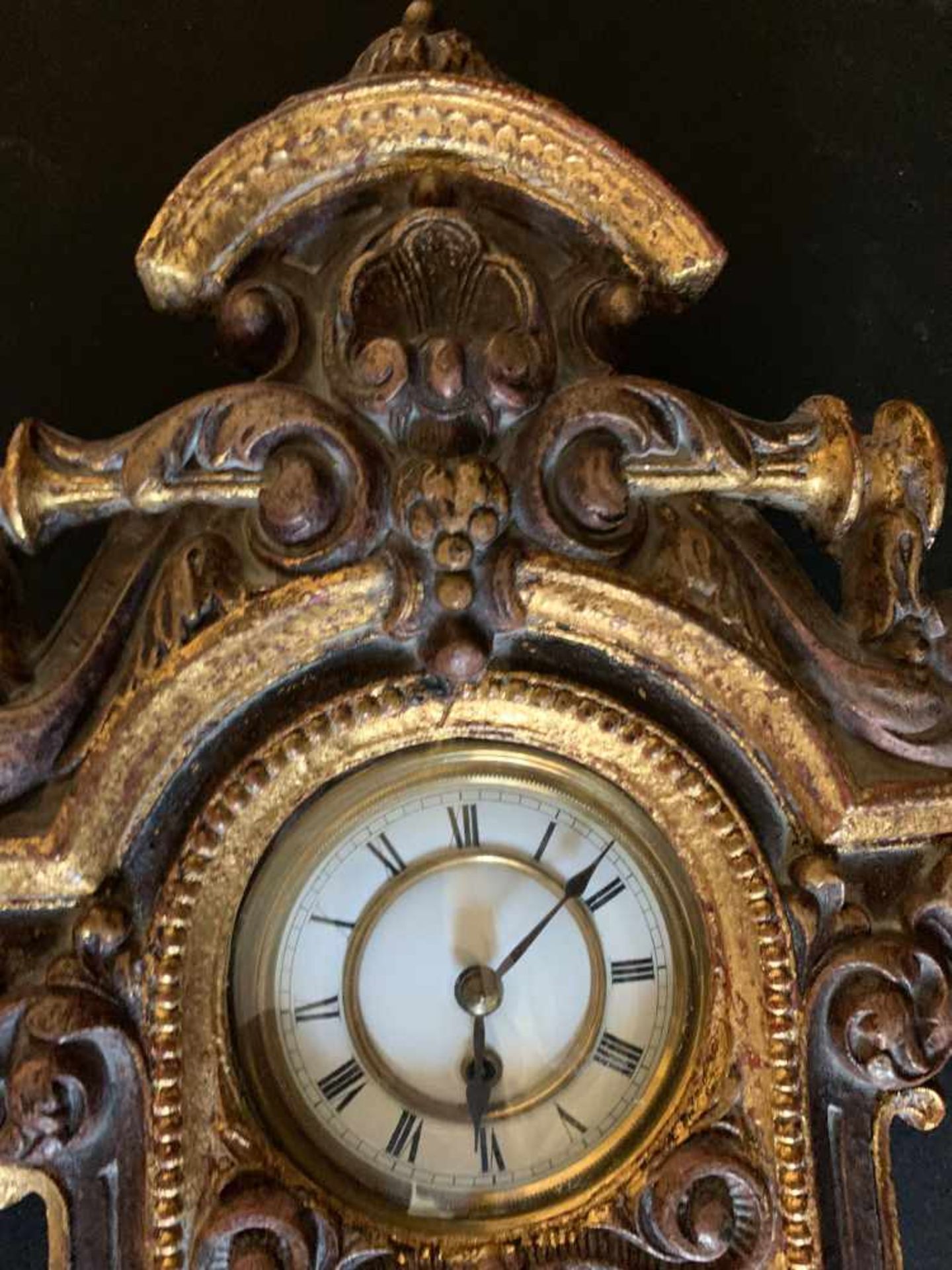 Wanduhr mit Barockornamentik, um 1800, Uhr und Kasten später, (Uhr läuft an, Werk nicht geprüft), - Image 3 of 3