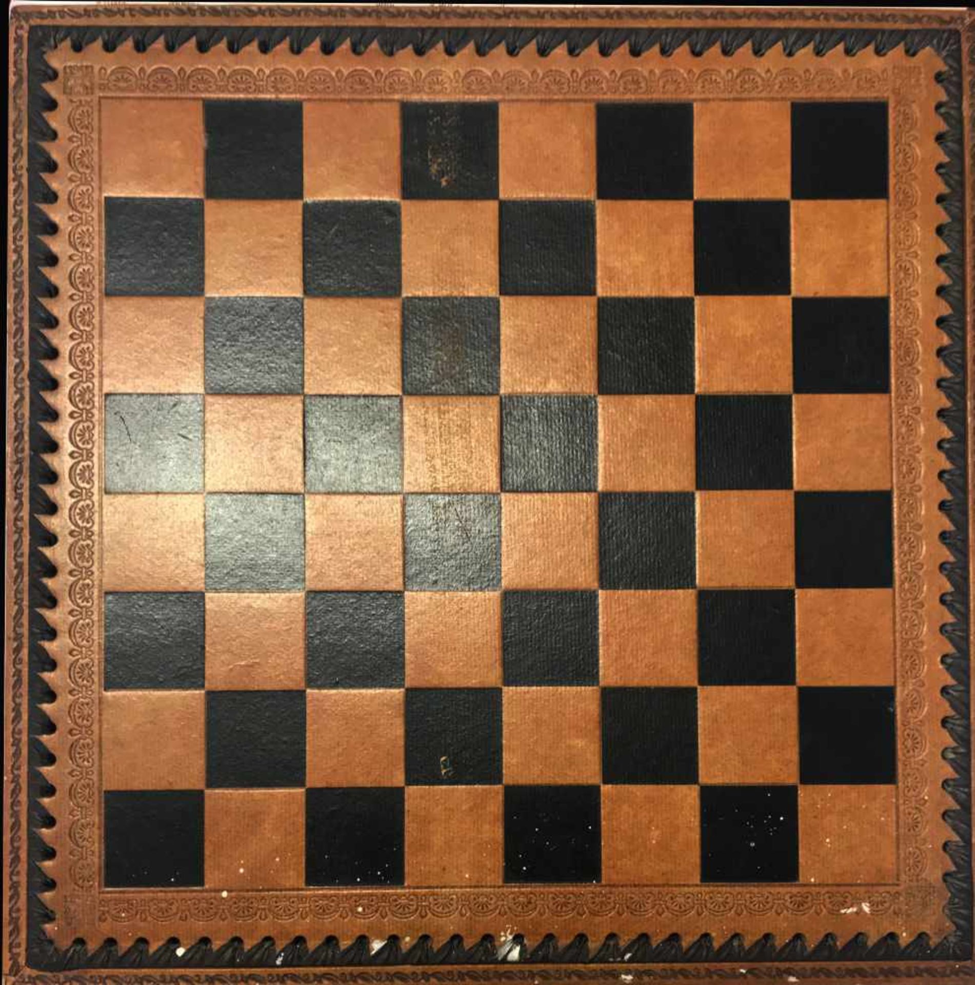Schachspiel, 1. H. 20. Jh., Figuren Zinkguss, zw. 6,2 und 8,3 cm. "Pferd" hier ein Löwe, mit - Bild 2 aus 4
