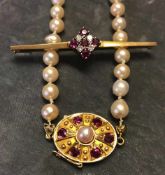 Perlenkette mit Rubinschloss, ovale Schließe mit 6 sehr schönen, hellroten Rubinen, mittig eine