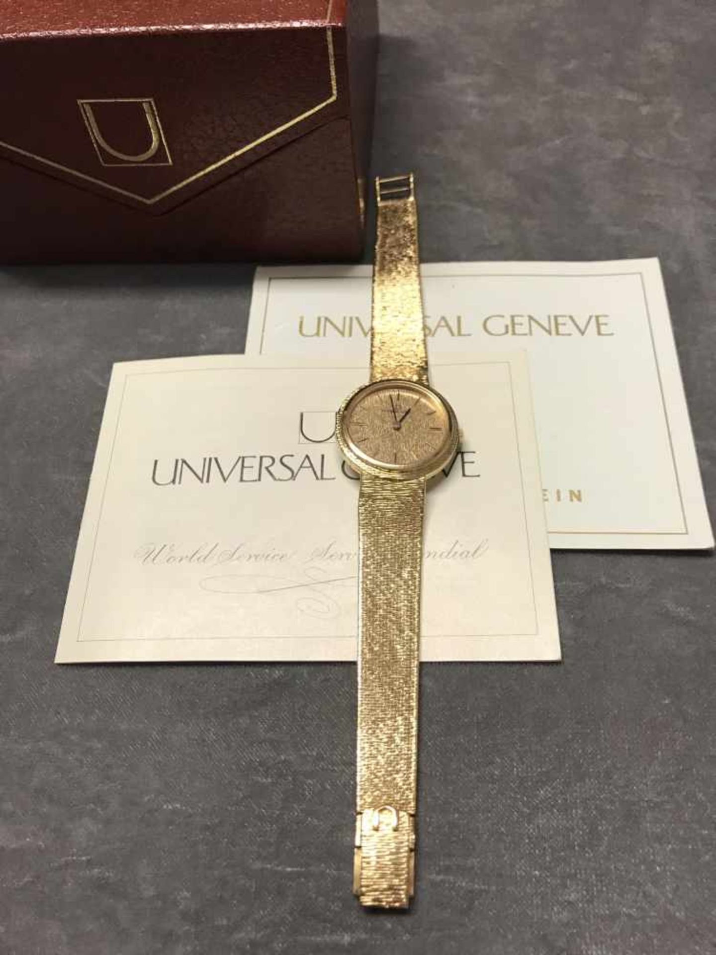 Universal Genève, Damenarmbanduhr, 750er GG, L. 18 cm, mit Originalbox und Garantieschein mit der