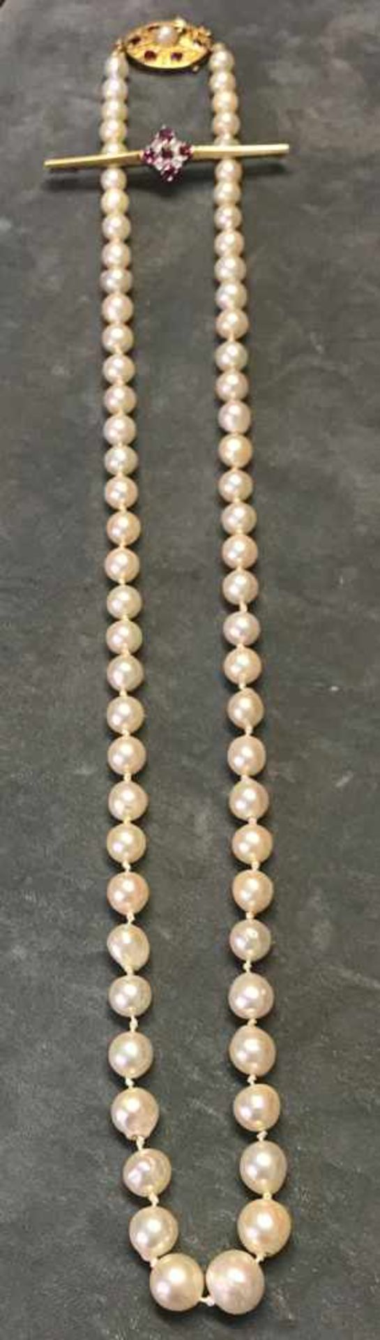 Perlenkette mit Rubinschloss, ovale Schließe mit 6 sehr schönen, hellroten Rubinen, mittig eine - Image 2 of 2