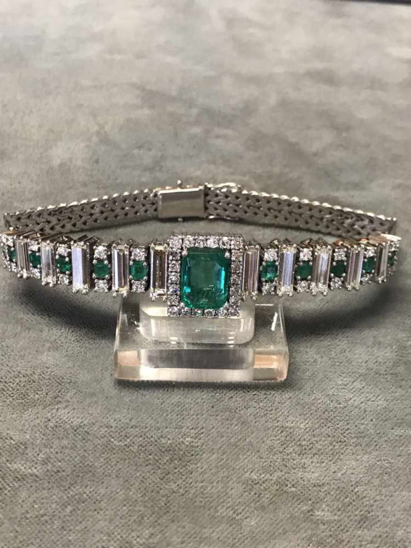 Smaragdband mit Diamanten, 750er WG, mittig spektakulärer natürlicher Smaragd (wie bei Smaragden - Image 5 of 6