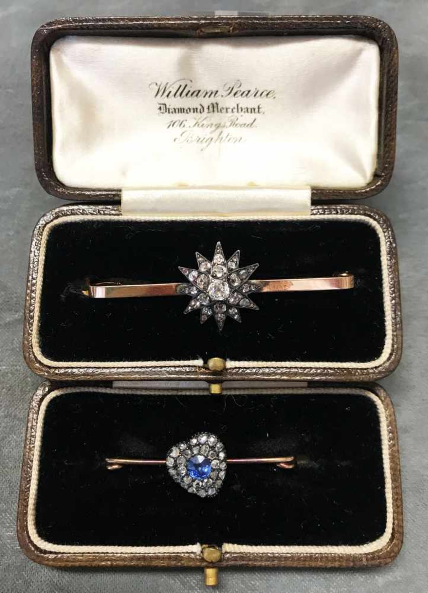 England, um 1900. Zwei Schmuckstücke: Nadel mit Stern, 375er Roségold, besetzt mit Diamanten (
