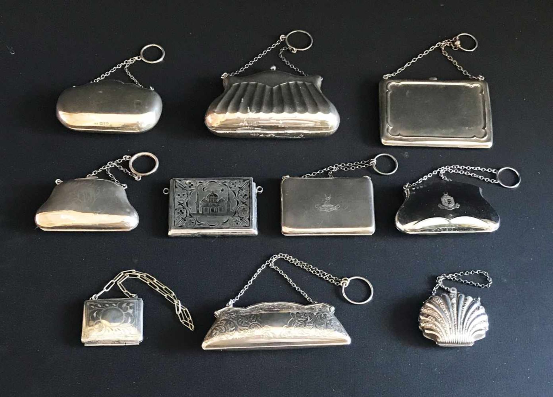 Konvolut bestehend aus 10 Silbertäschchen, 925er Sterling Silber: muschelförmig, London, 1881; 7 x