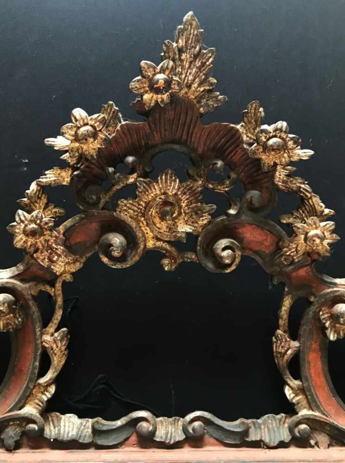 Barock/ Rokoko, 18. Jh., Spiegel in aufwändig geschnitztem Rahmen mit flammender, floraler - Bild 8 aus 9