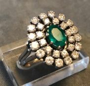 Smaragdring mit zwei Reihen Diamanten, 750er WG, ovaler Smaragd, 8,13 x 5,8 mm, Kanten unter