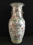 China, 19. Jh., Vase, Porzellan mit Emaille Malerei, Famille Rose. Szenen im Haus, Garten und
