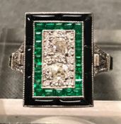 Art Deco Ring. 950er Platin, Rechteck mit Cabochon Saphiren, Smaragden und Diamanten, mittig zwei