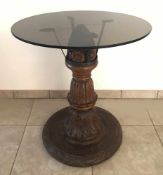 Tisch mit Rauchglasplatte auf altem, säulenartigen, verzierten Holzfuß, H. 77 cm, D. 75 cm