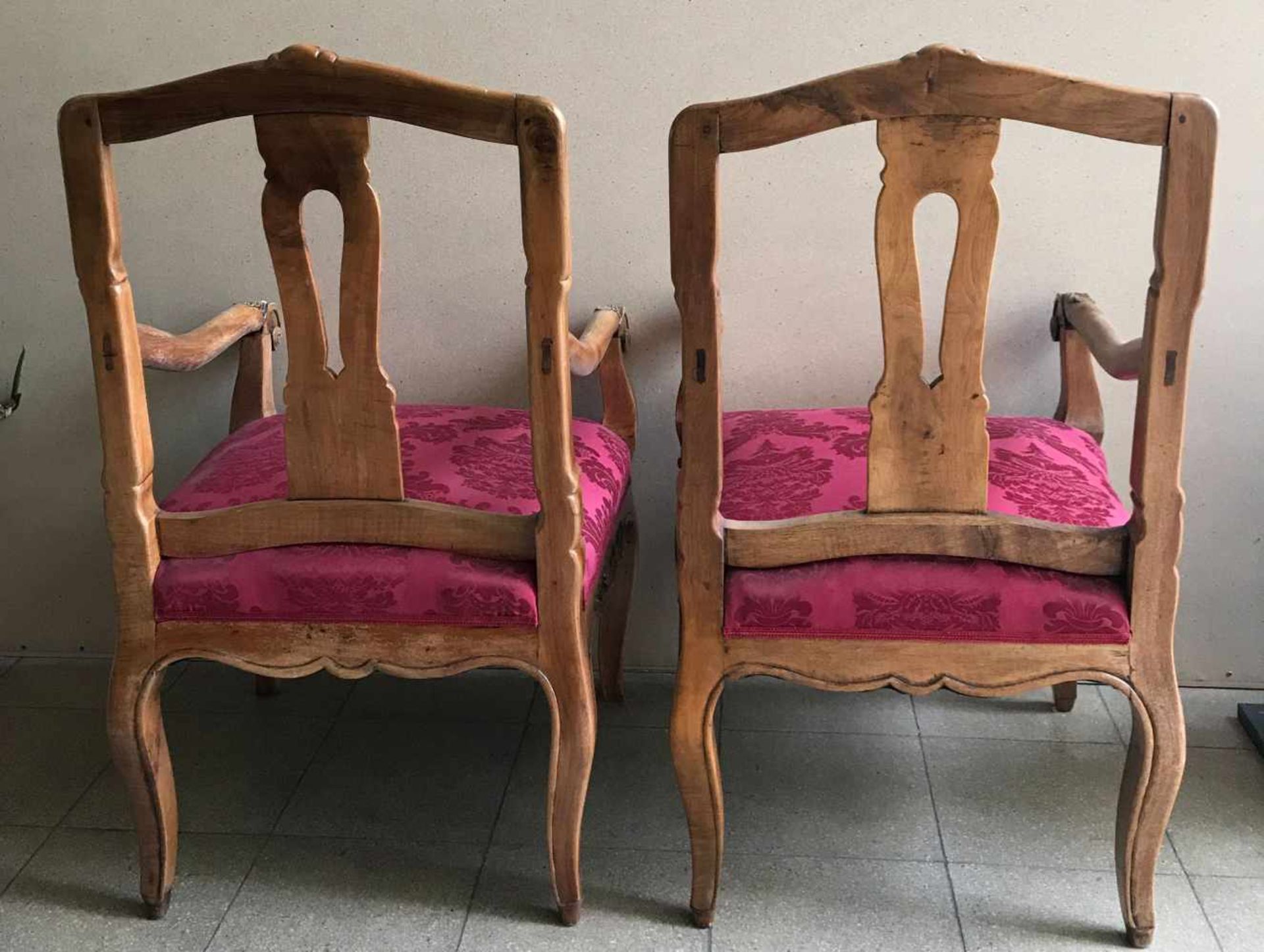 Paar große Sessel, süddeutsch, Barock/Rokoko, 19. Jh., Nussbaum und roter Bezug, Altersspuren, - Bild 6 aus 6