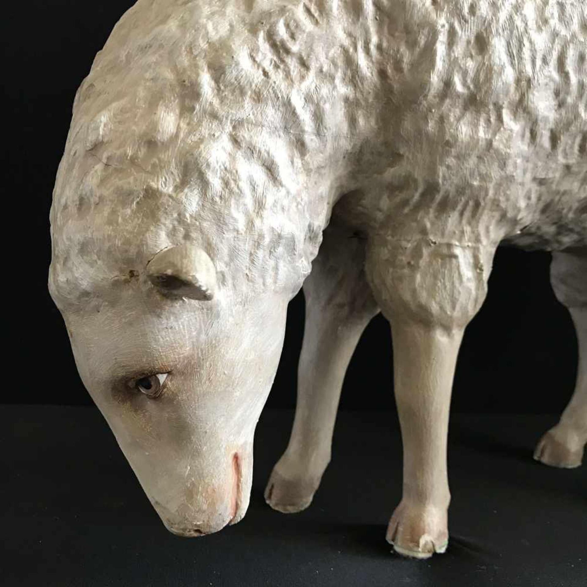 Großes Schaf aus Krippenzusammenhang, Holz, farbig gefasst, Altersspuren, ein Ohr fehlt, H. 30 cm, - Image 3 of 3