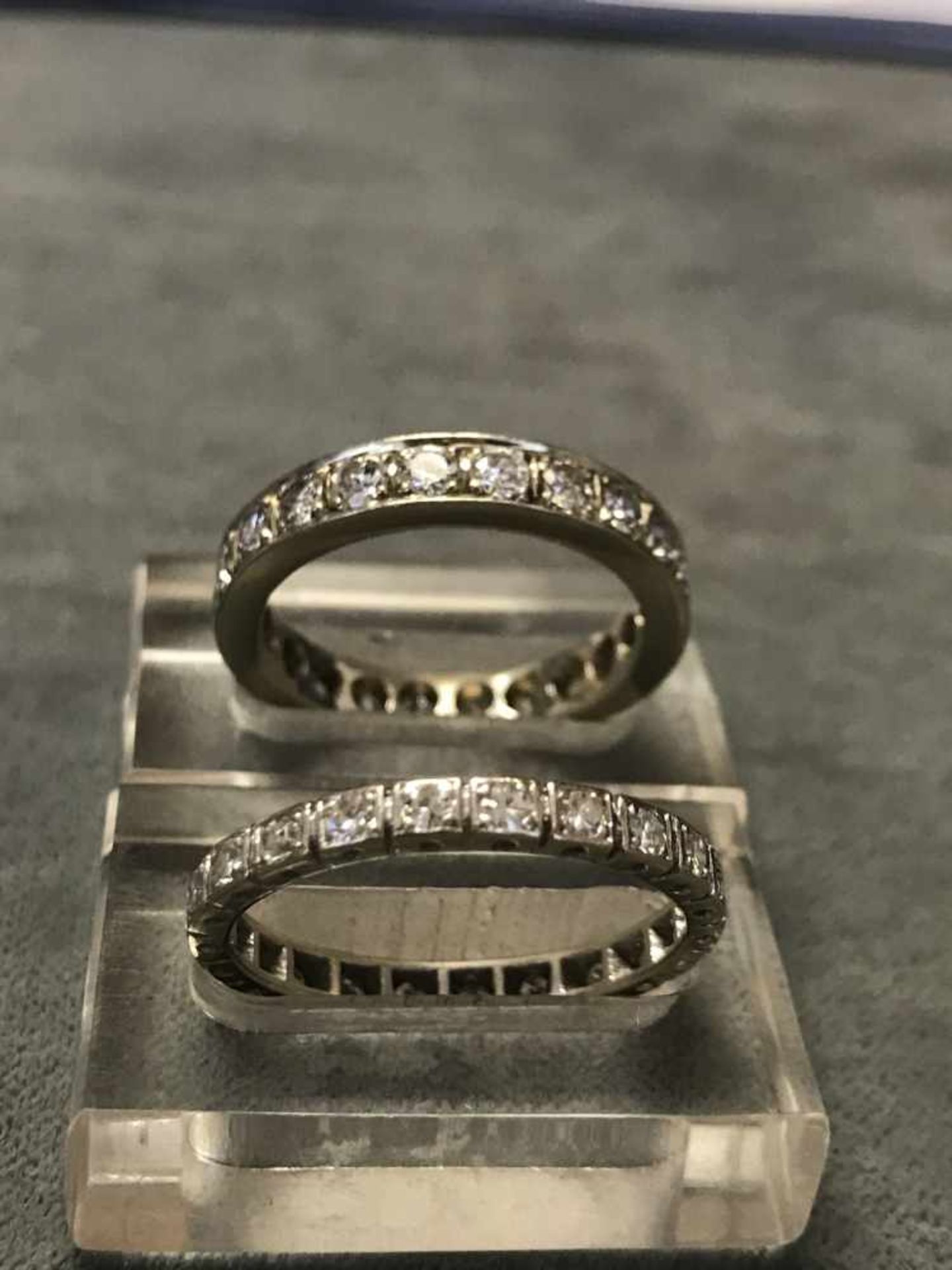 Zwei Eternity-Ringe mit Diamanten, 585er WG, mit je 22 Brillanten à 2,5 mm bzw 2,0 mm, insg. ca. 1,5 - Image 2 of 2