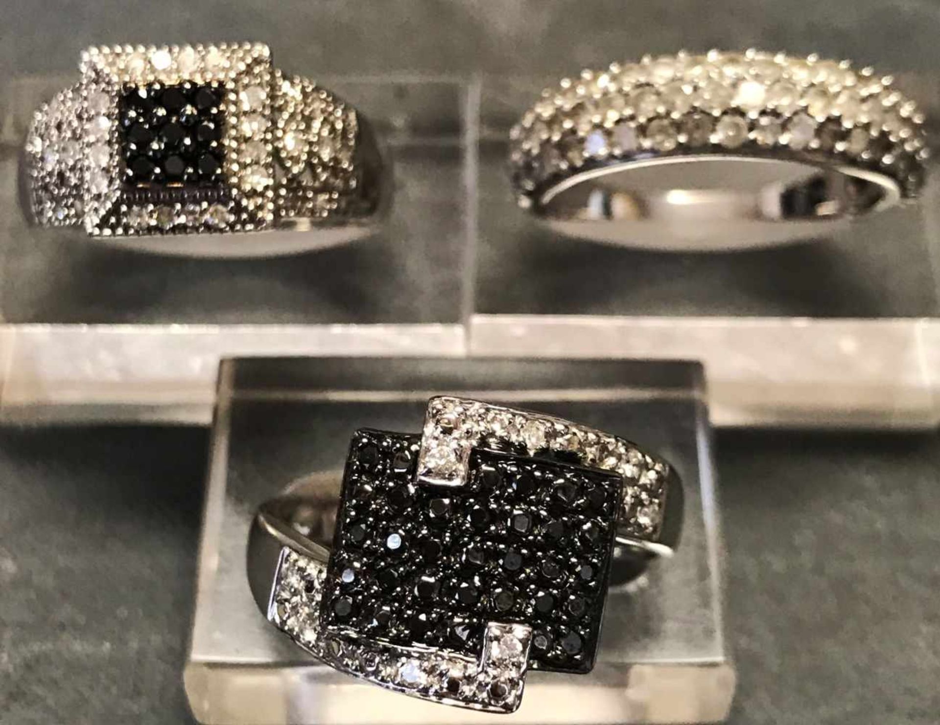 3 schmuckvolle Damenringe, 333er WG, mit Diamanten sowie dunklen anderen Steinen, RG57, 60, 63, 11,7