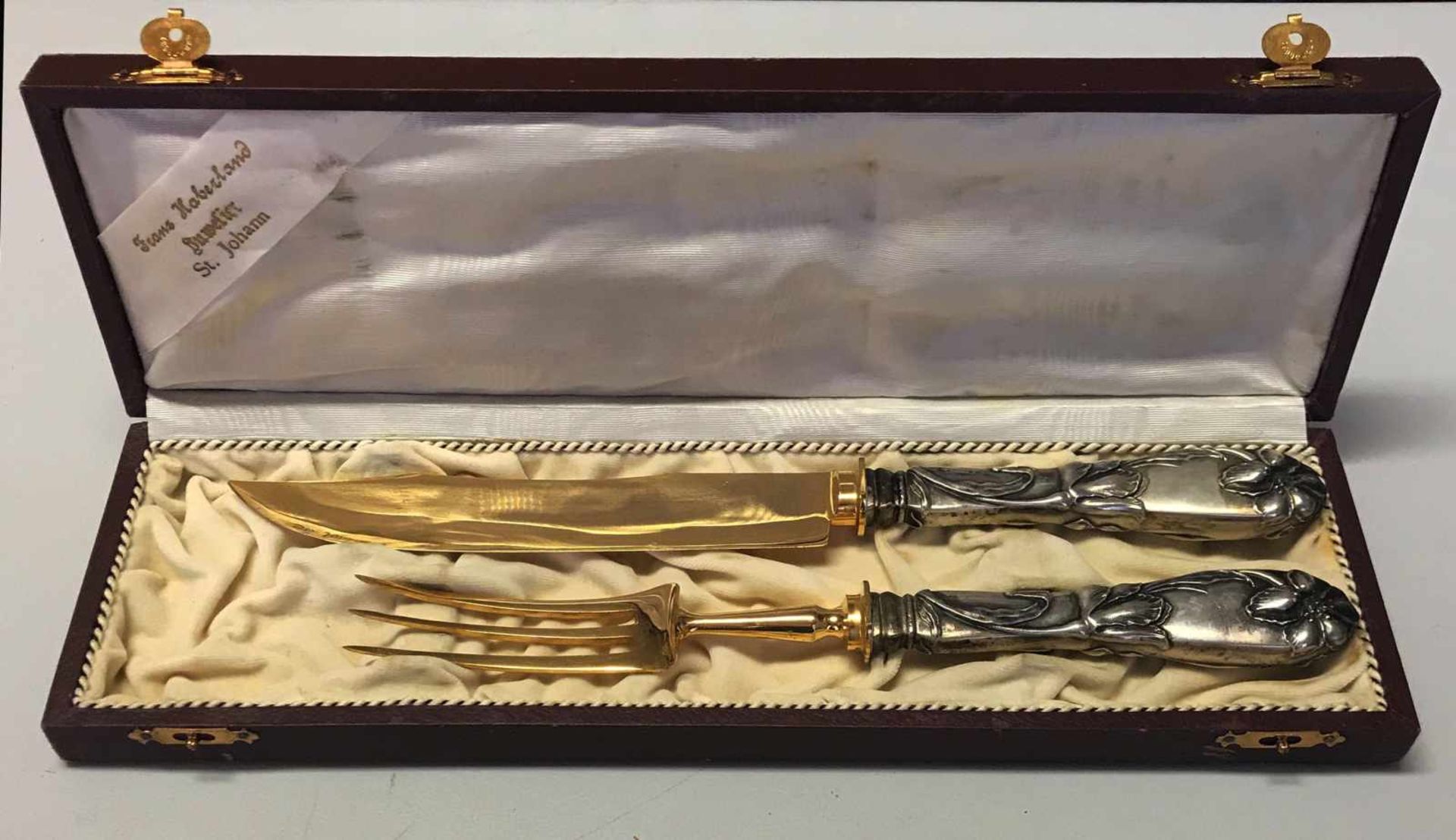 Vorlegebesteck, 800er Silber, mit Blumenreliefs an den Griffen und vergoldeter Gabel bzw. Messer,