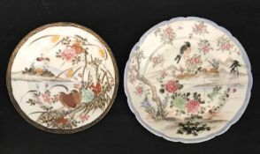 Zwei asiatische Teller mit Landschaften, Vögeln, etc., rückseitig bezeichnet, D. 18,5 und 21 cm