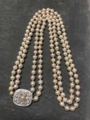 Zweireihige Perlenkette mit ebenmäßigen Perlen à D. 7mm, Schließe rechteckig mit abgerundeten Ecken,