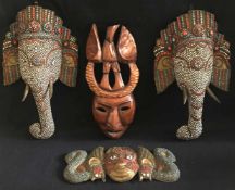 Konvolut Nepal u.a., 19./20. Jh.: 2 Elefantenköpfe, Messingbronze, mit Steinchen in div. Farben