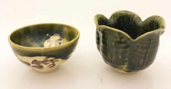 2 japanische Gefäße, um 1800, grüne Glasur, Schälchen und Schale, ca. 8 cm