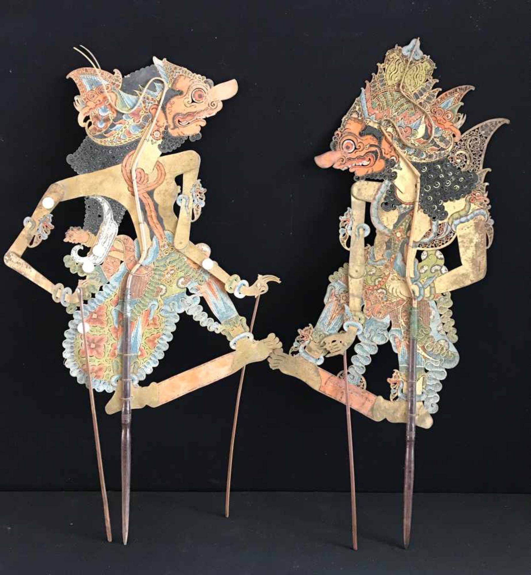 Bali, 2 Schattenfiguren, Holz und Papier, farbig bemalt, beide unleserlich beschriftet,