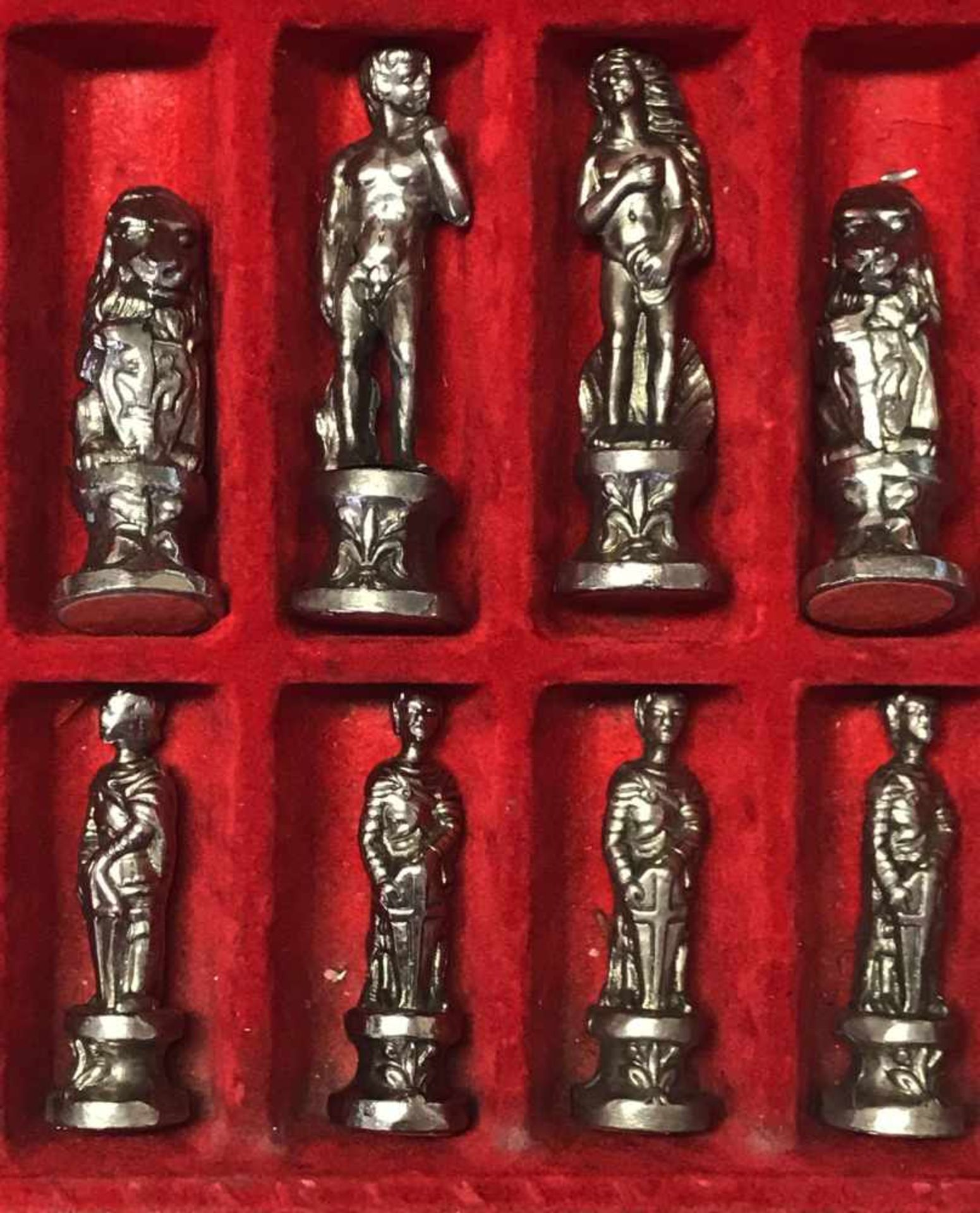 Schachspiel, 1. H. 20. Jh., Figuren Zinkguss, zw. 6,2 und 8,3 cm. "Pferd" hier ein Löwe, mit - Bild 4 aus 4