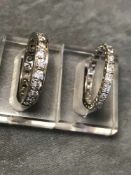 Zwei Eternity-Ringe mit Diamanten, 585er WG, mit je 22 Brillanten à 2,5 mm bzw 2,0 mm, insg. ca. 1,5