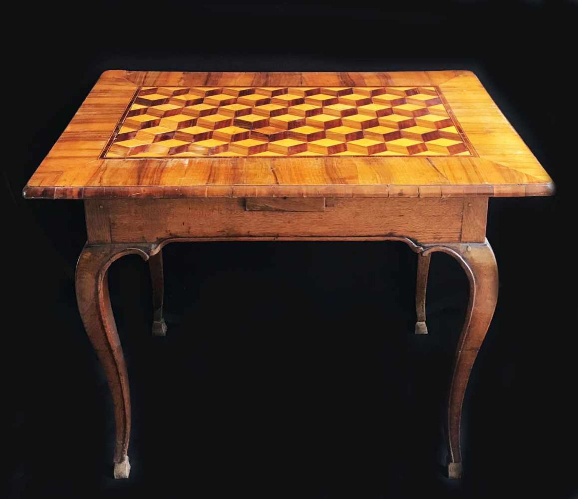 Franken, um 1750, Barocktisch mit Würfelintarsien, Nußbaumfurnier, beidseitig kleine Schublade,