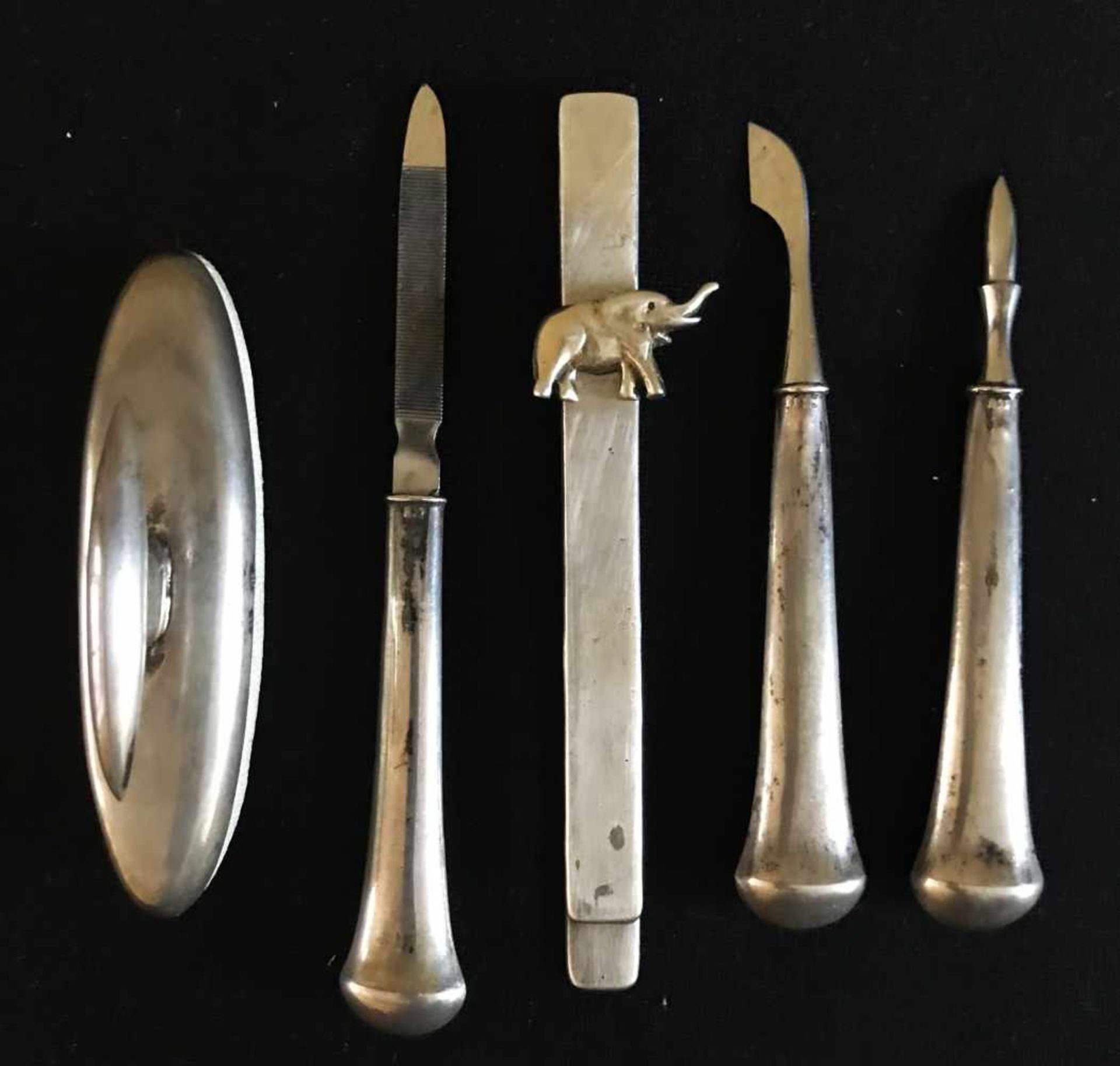 Fingernagelset bestehend aus verschiedenen Instrumenten sowie einem Clip mit Bären, 800er Silber, L.