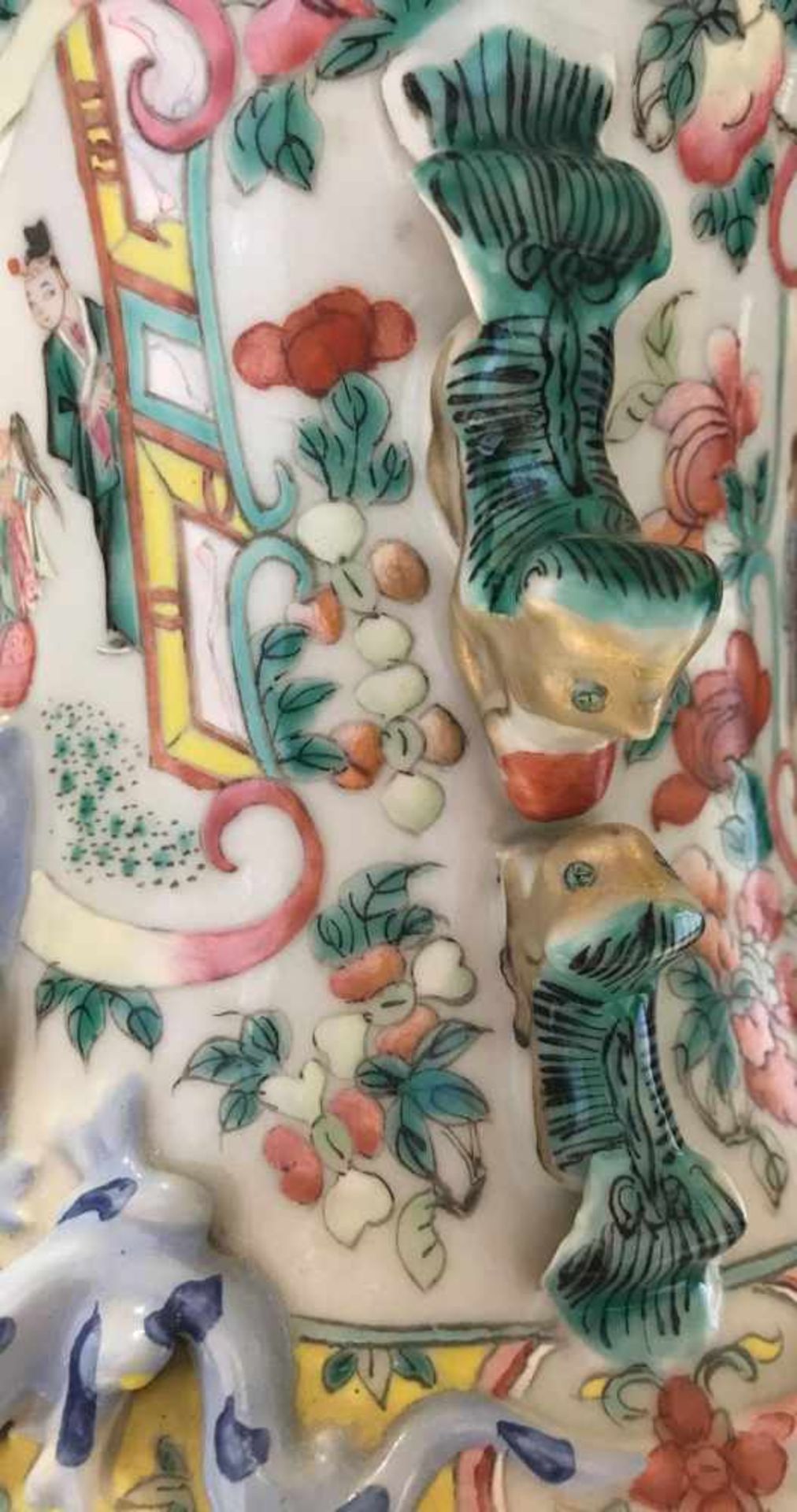 China, 19. Jh., Vase, Porzellan mit Emaille Malerei, Famille Rose. Szenen im Haus, Garten und - Bild 4 aus 8