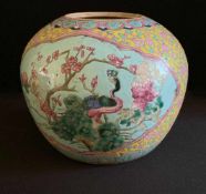 China, Vase, Famille Rose, ca. 1900, Landschaftsdarstellungen mit Mandelblüte und Pfau sowie drei