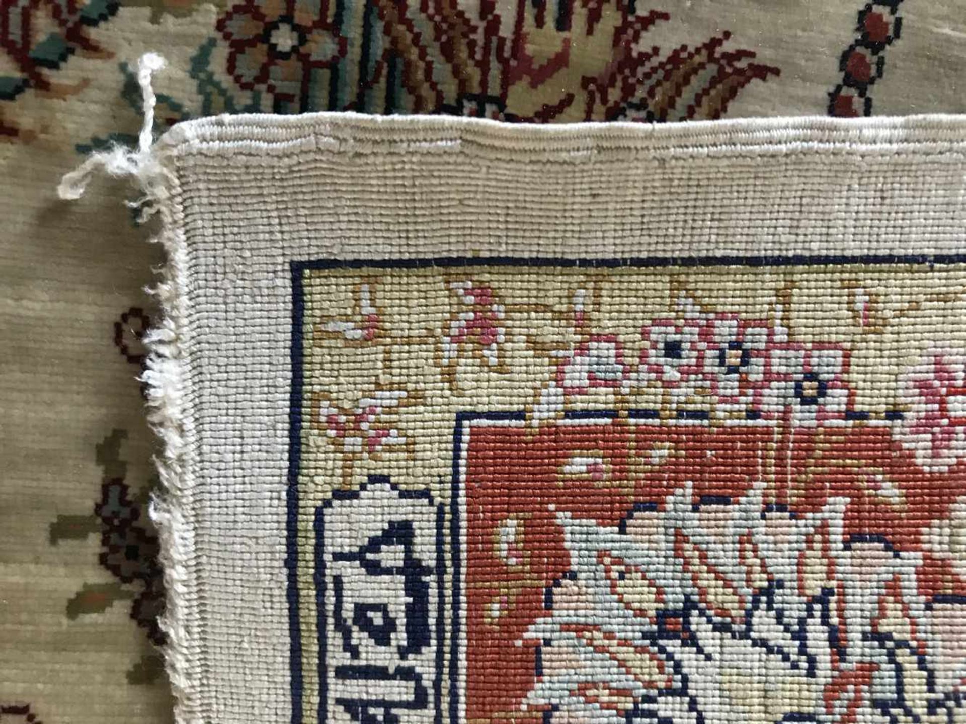 Türkischer Seidenteppich, feinste Knüpfung, signiert, Altersspuren, 66 x 46 cm - Bild 2 aus 3