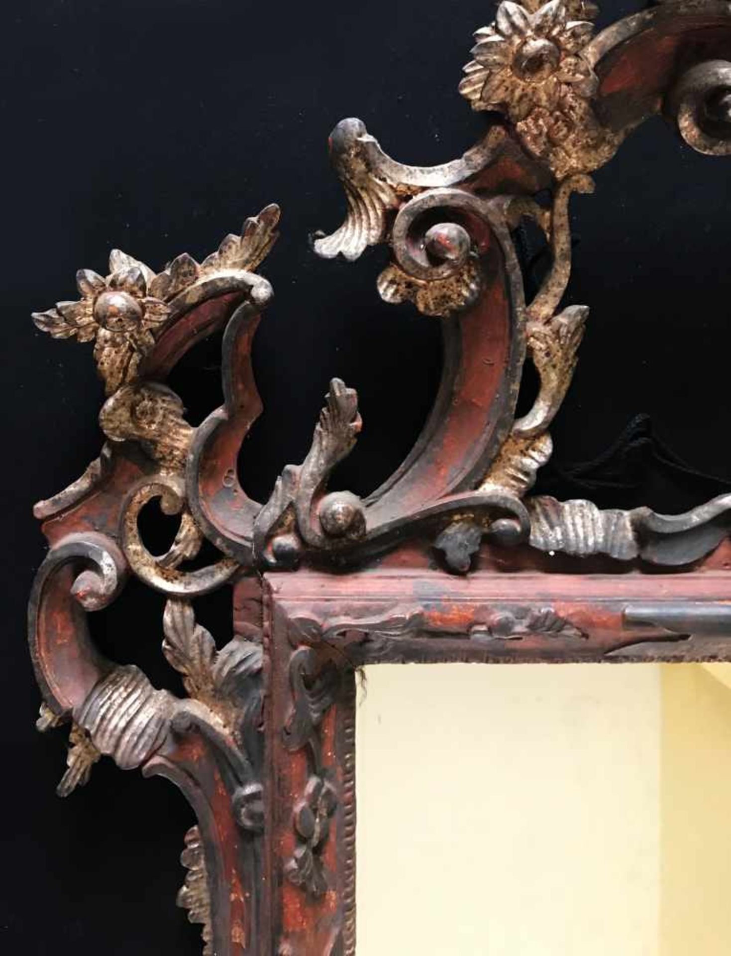 Barock/ Rokoko, 18. Jh., Spiegel in aufwändig geschnitztem Rahmen mit flammender, floraler - Bild 5 aus 9