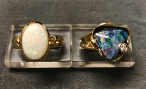 2 Opalringe, 585er GG: Ring mit bunt zusammen gesetztem Opal und Diamant, RG59 und Ring mit