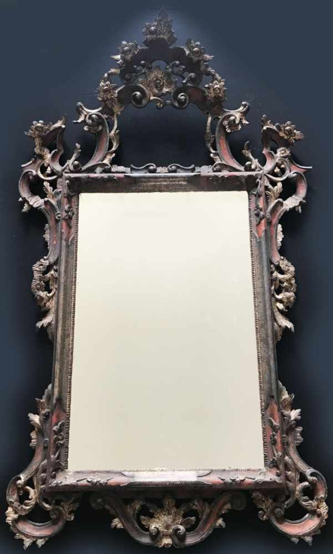 Barock/ Rokoko, 18. Jh., Spiegel in aufwändig geschnitztem Rahmen mit flammender, floraler