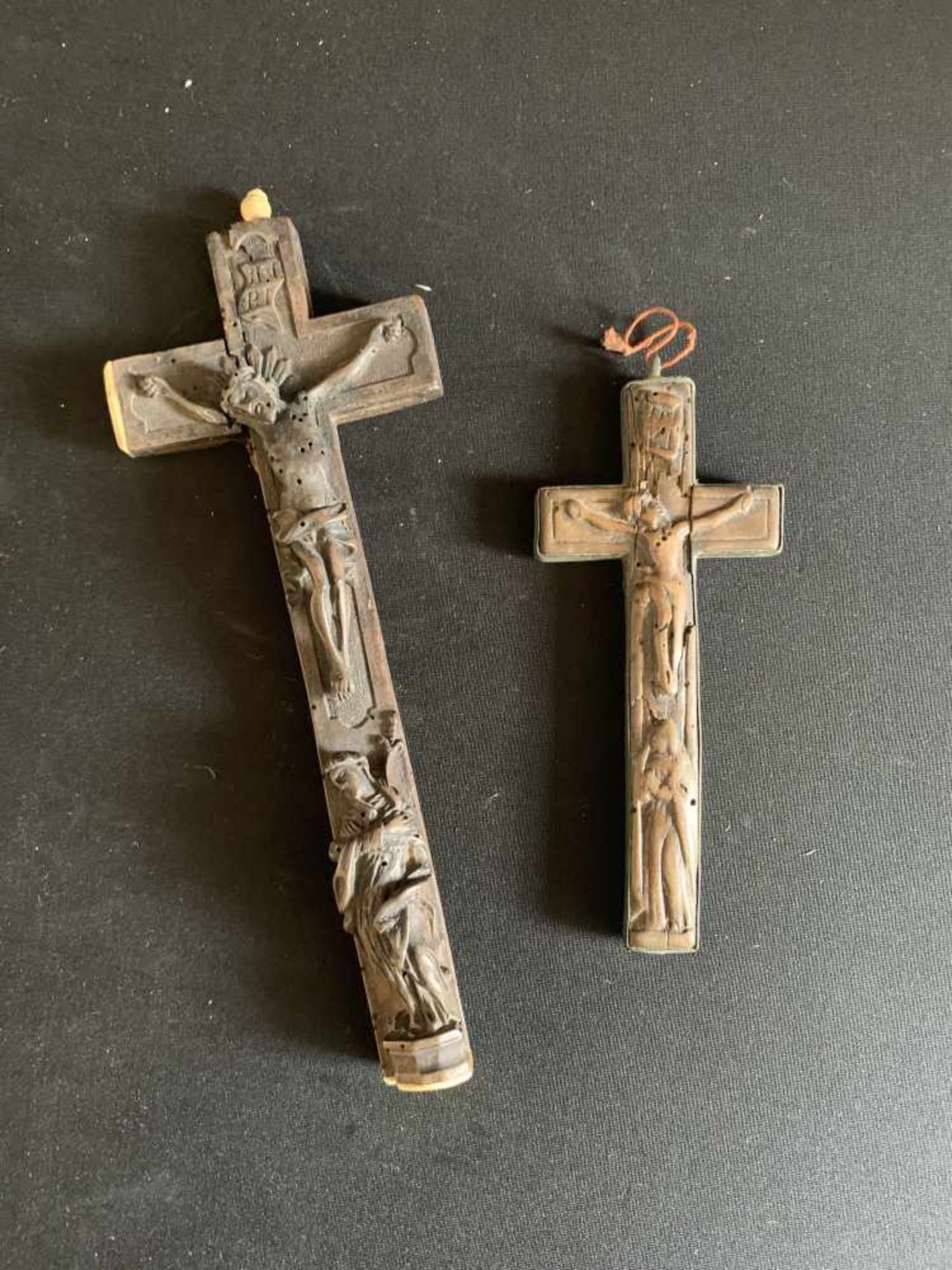 2 Reliquienkreuze, Holz, Altersspuren, 16 u. 25 cm - Image 2 of 2