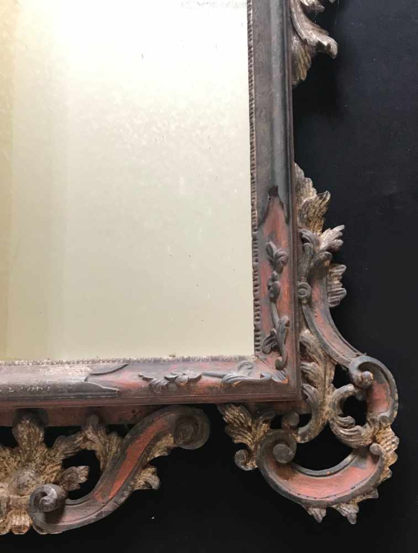 Barock/ Rokoko, 18. Jh., Spiegel in aufwändig geschnitztem Rahmen mit flammender, floraler - Bild 2 aus 9