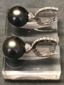 Paar Ohrringe, 750er WG, je 17 Brillanten (getestet) und grauer Perle, L. 2,8 cm, Gesamtgewicht 7,96