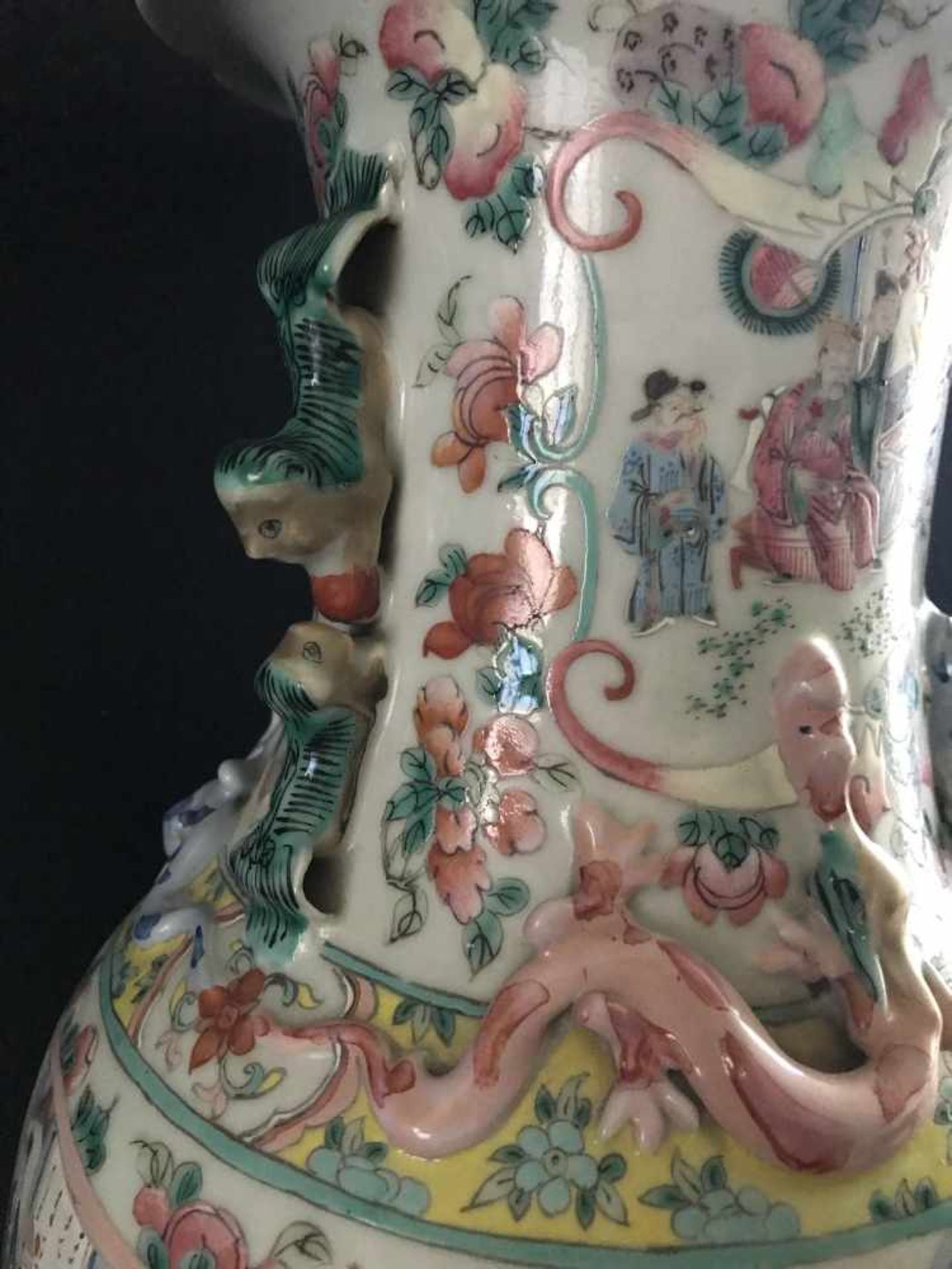China, 19. Jh., Vase, Porzellan mit Emaille Malerei, Famille Rose. Szenen im Haus, Garten und - Bild 3 aus 8