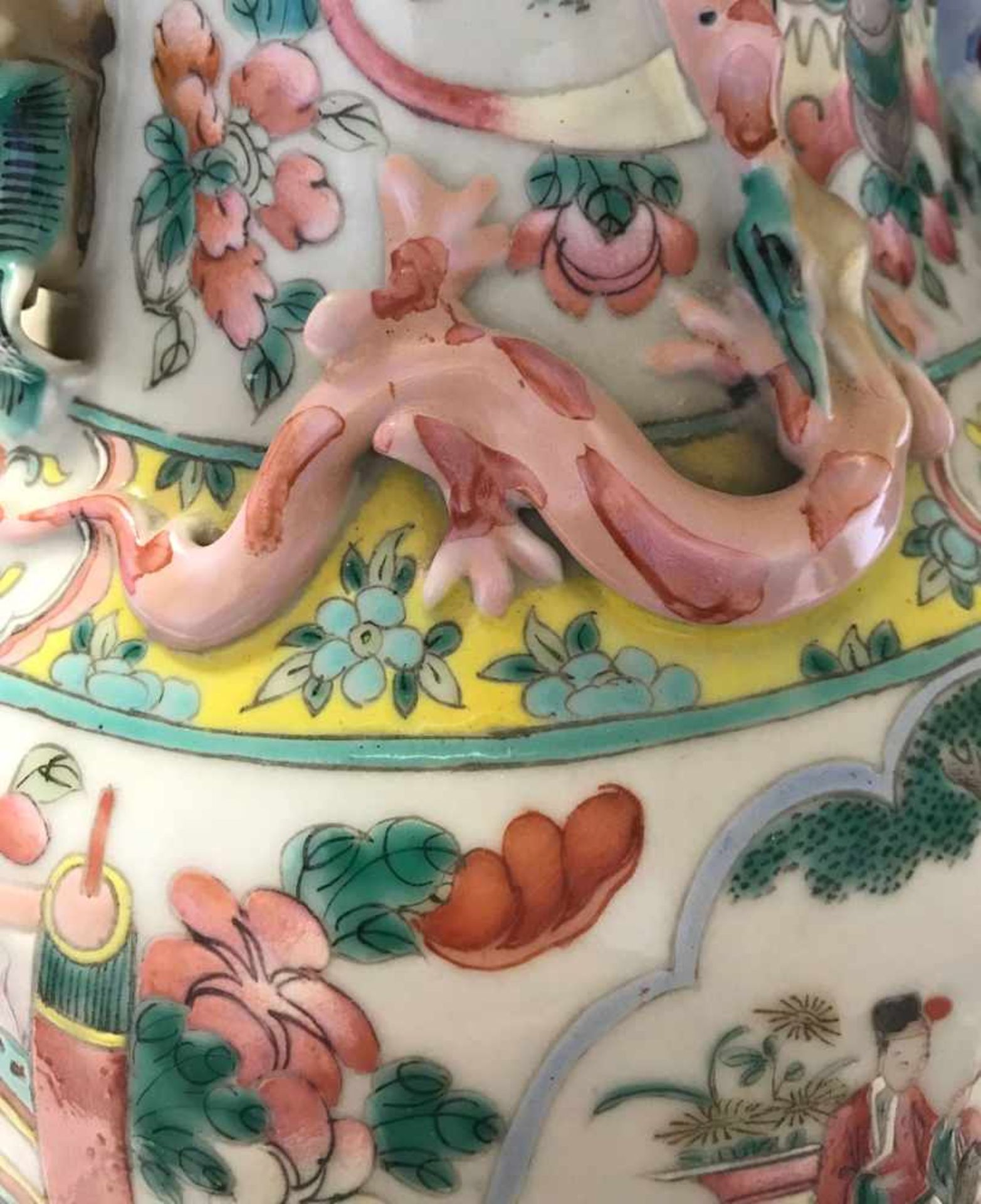 China, 19. Jh., Vase, Porzellan mit Emaille Malerei, Famille Rose. Szenen im Haus, Garten und - Bild 8 aus 8