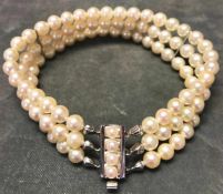Dreireihiges Perlarmband mit 585er WG-Schließe, die Perlen mit feinem Lüster, die Stege zur