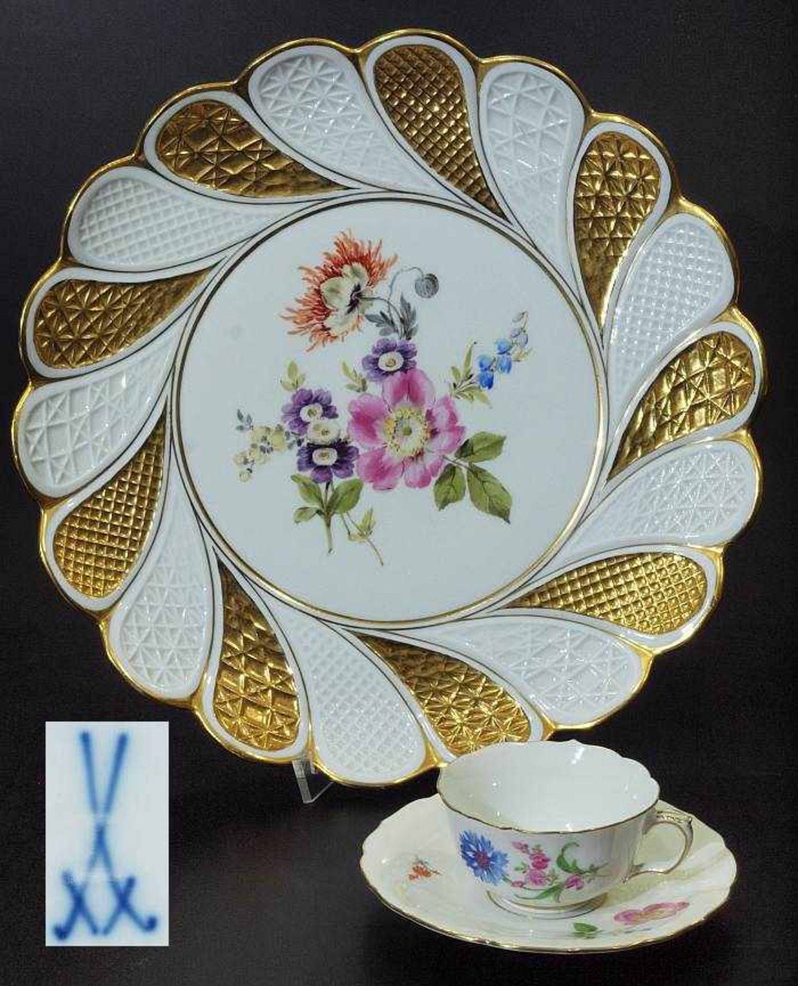 Zierteller. MEISSEN.Zierteller. MEISSEN um 1900. Strukturiertes Fächerdekor, partiell gold