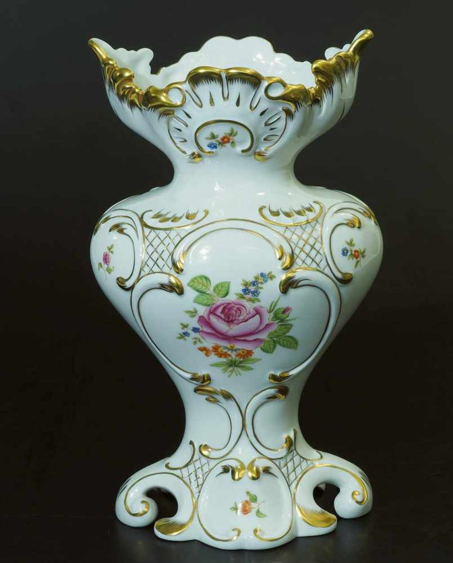 Vase im Barockstil.Vase im Barockstil. HEREND/Ungarn, 20. Jahrhundert. Reliefdekor, florale Bemalung - Image 2 of 6