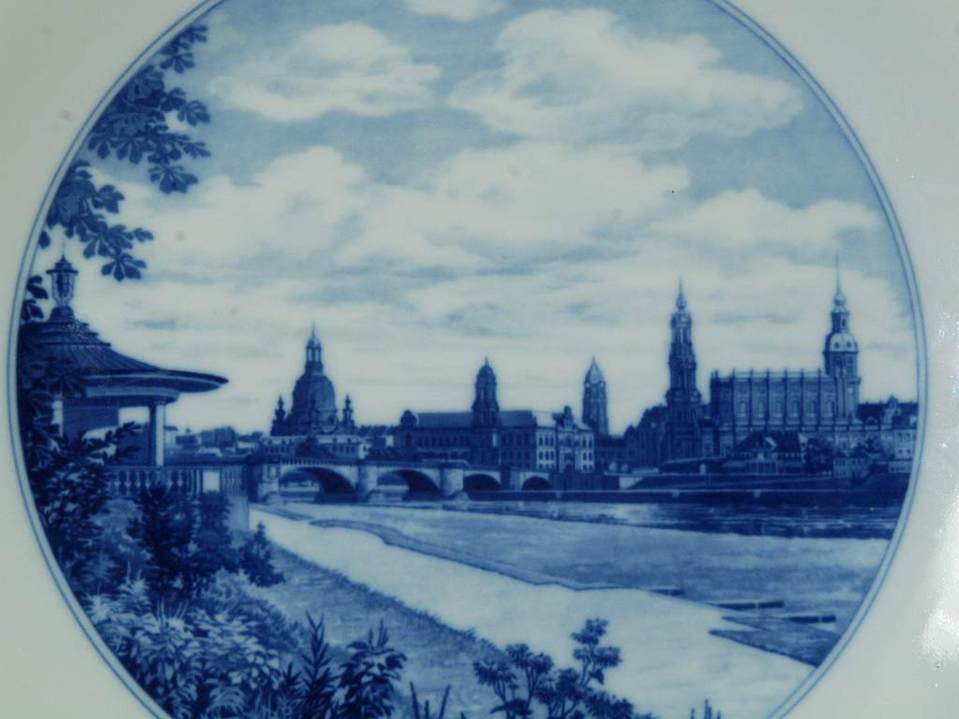 Wandteller.Wandteller. MEISSEN, nach 1954. 1. Wahl. Weißporzellan, unterglasurblaues Dekor "Dresden, - Bild 3 aus 4