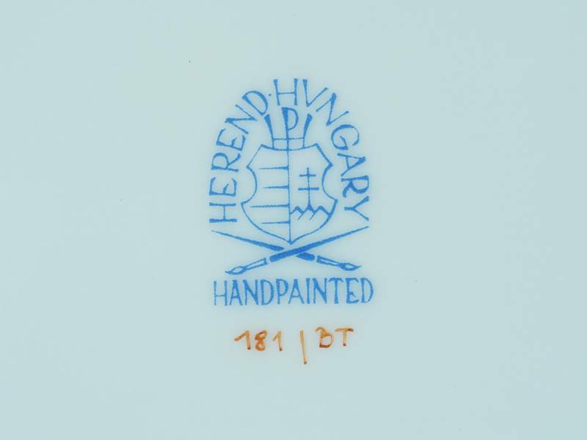 Zwei Servierschalen. Tablett. Zwei Servierschalen. HEREND/Ungarn, 20. Jahrhundert. Reliefdekor " - Image 5 of 5