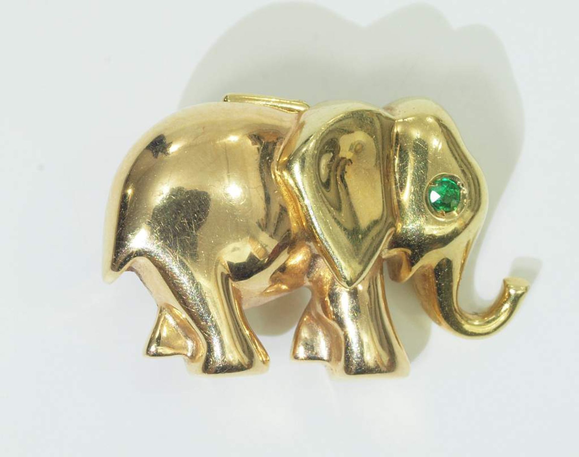 Anhänger/Brosche "Elefant".Anhänger/Brosche "Elefant". 750er Gelbgold. Schreitender glücklicher - Bild 2 aus 4