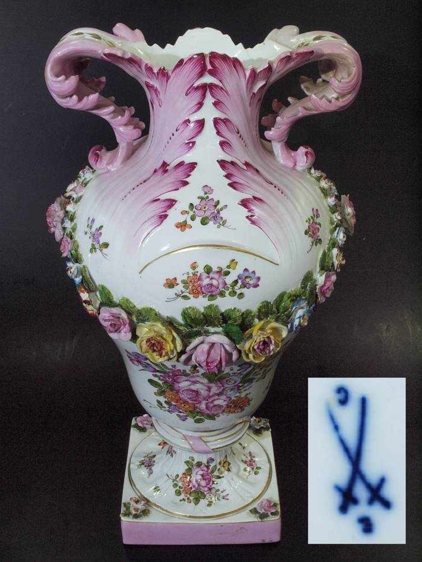 Große Amphoren-Prunkvase.Große Amphoren-Prunkvase. Um 1900.Farbige Bemalung mit Bukett und