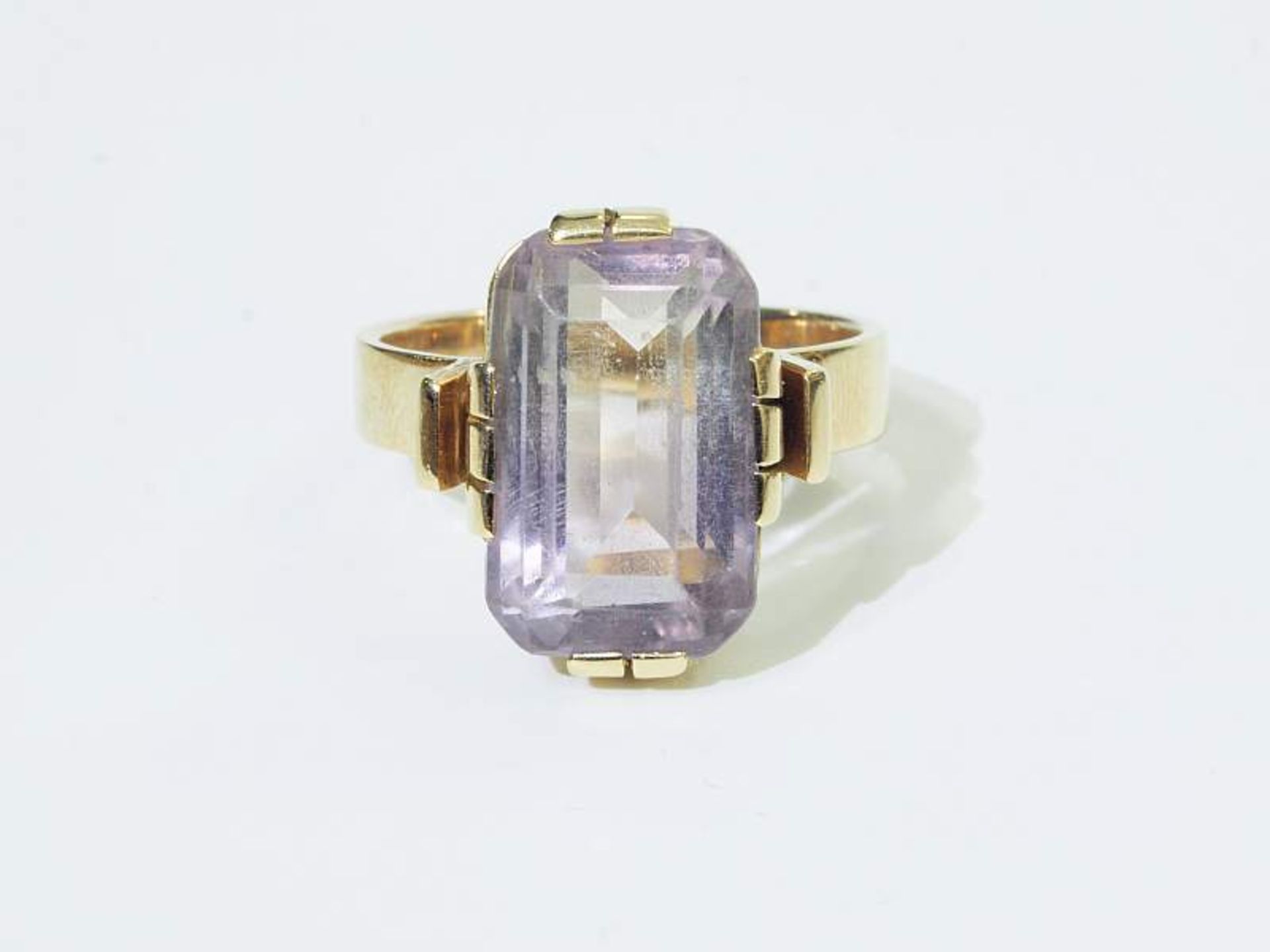 Ring mit Amethyst. Ring mit Amethyst. 585er Gelbgold punziert. Ringkopf mit Amethyst im Stil des Art - Bild 3 aus 5