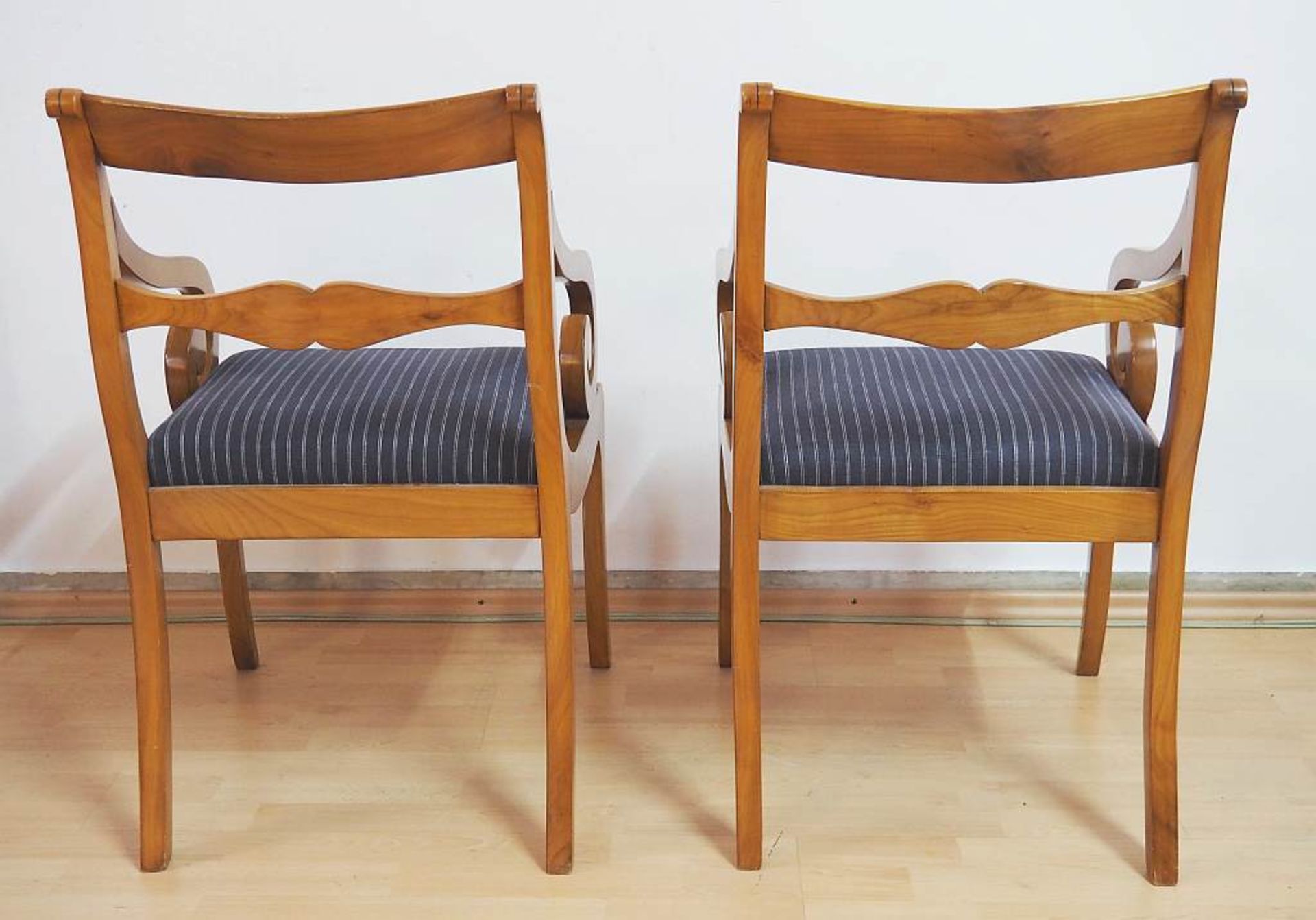 Paar Stühle im Biedermeier-Stil. Paar Stühle im Biedermeier-Stil. 20. Jahrhundert. Obstholz, - Bild 4 aus 5