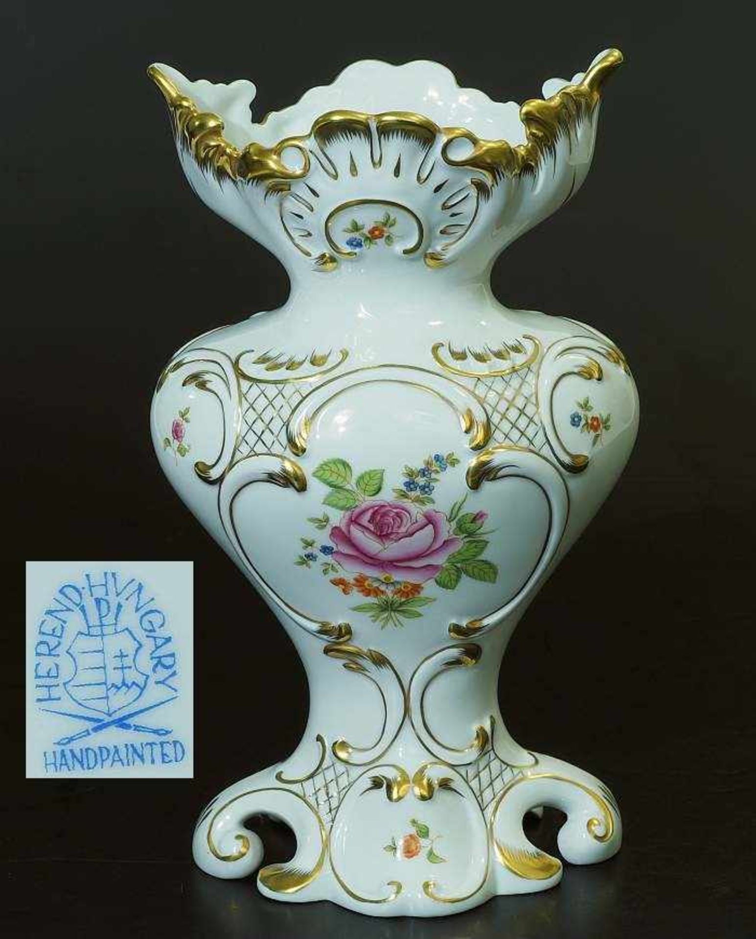 Vase im Barockstil.Vase im Barockstil. HEREND/Ungarn, 20. Jahrhundert. Reliefdekor, florale Bemalung