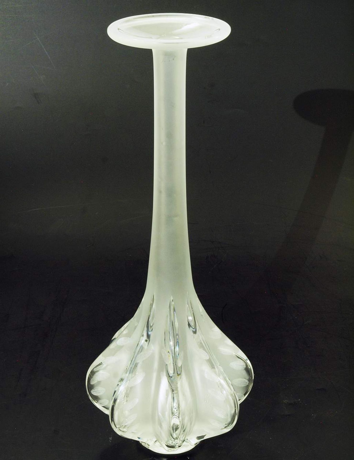 Langhals-Vase, Modell "Claude". Langhals-Vase, Modell "Claude". LALIQUE, 20. Jahrhundert. - Bild 2 aus 6